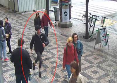 Полиция разыскивает хулигана, перевернувшего гриль в центре Праги: видео
