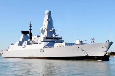 Секретные документы по эсминцу Defender забыли в Британии на остановке