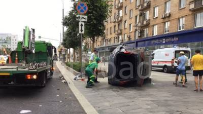 Перевернувшаяся машина вылетела на тротуар в центре Москвы