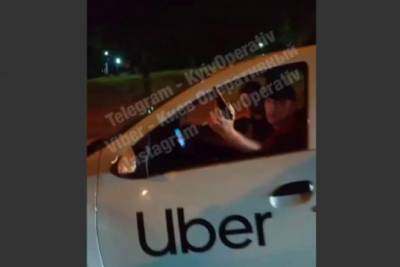 Водитель Uber в Киеве размахивал оружием из окна авто: полиция отреагировала