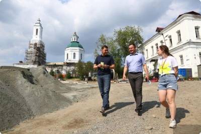 Свердловский губернатор в День молодежи посетил площадку проекта «Лето на заводе»