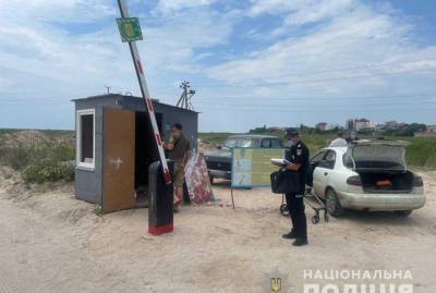 За въезд на Азовское море просили 200 гривен - полиция демонтировала шлагбаум