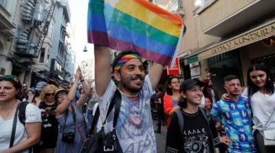 В Турции полиция газом разогнала гей-парад