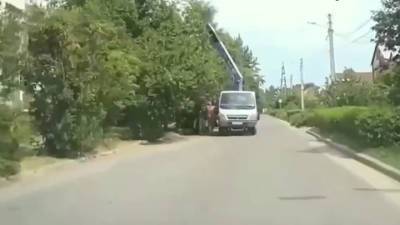 Видео из Сети. В Воронеже эвакуатор поднял автомобиль и опрокинул на крышу