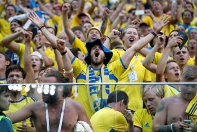 Швеция отправила на карантин вернувшихся из России футбольных фанатов