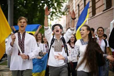 Украинские власти делают все, чтобы оставить страну без молодежи
