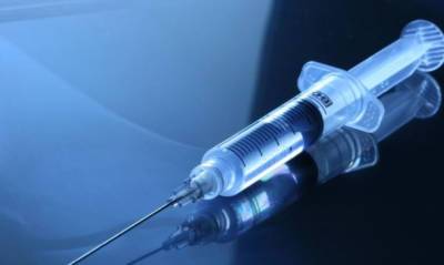 Обязательную вакцинацию от коронавируса могут ввести для российских врачей