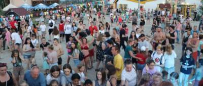 В Славянске провели красочный фестиваль на озере ко Дню молодежи (фото)