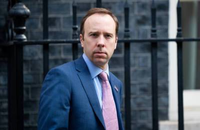 Британское правительство будет расследовать, как скандальные фото министра Хэнкока попали в СМИ