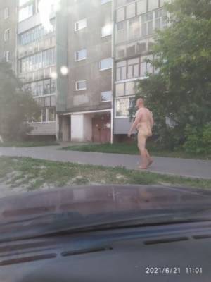 Жара допекла череповчан: голые мужчины стали все чаще гулять по улицам города