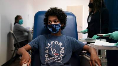 Медики из Сингапура призвали остановить вакцинацию от коронавируса среди мальчиков