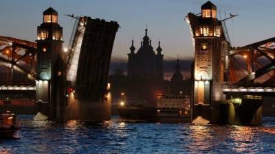 «Молодость объединяет»: инсталляцию на мосту в Петербурге приурочили ко Дню молодежи