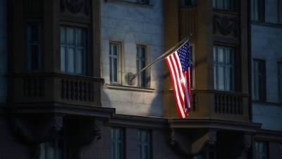 Посольство США в России ограничит список консульских услуг