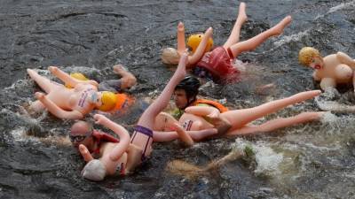 Видео: Массовый заплыв на резиновых женщинах устроили в Ленобласти