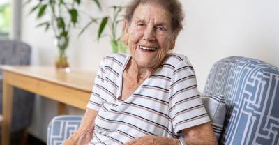 "Главное — повеселиться": Отметившая 100 лет бабушка поделилась секретом долголетия
