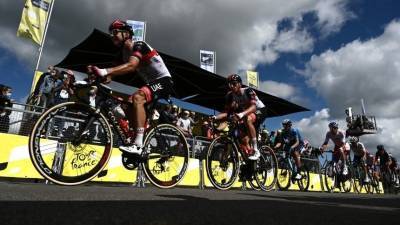 Французская полиция разыскивает виновницу завала велосипедистов на «Тур де Франс»