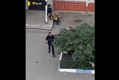 Парень с топором напугал жителей многоэтажки на улице Связистов в Новосибирске