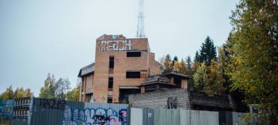 Простоявший почти 30 лет долгострой корпункта «Останкино» снесли в Петрозаводске (ВИДЕО)