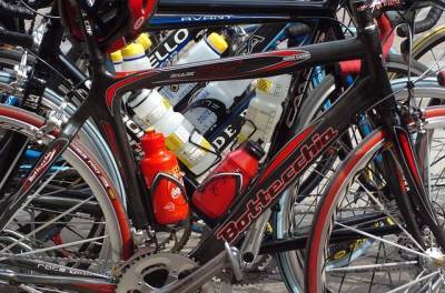 Во Франции полиция разыскивает виновницу завала велосипедистов на «Тур де Франс»