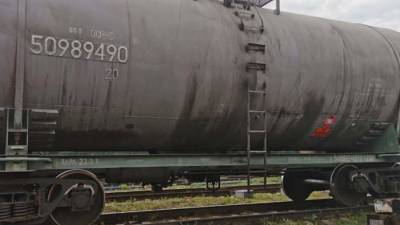 Течь опасного груза обнаружили при осмотре грузового поезда в Тюмени