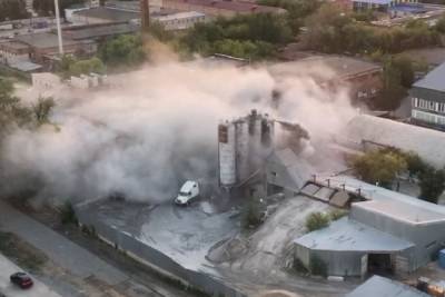 Екатеринбург засыпало цементной пылью в результате выброса на заводе
