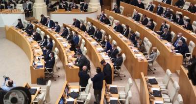 В парламенте Грузии сегодня ждут премьер-министра для продолжения политических дебатов