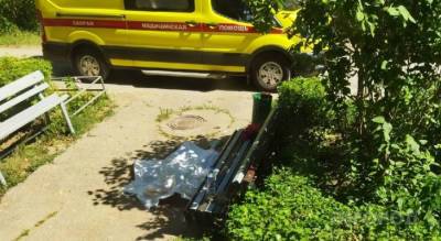 Женщина присела на скамейку в Новочебоксарске и умерла