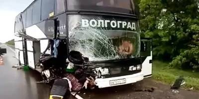 При столкновении легкового авто с автобусом под Волгоградом пострадали три человека