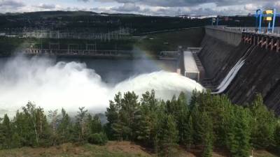 Впервые за 26 лет: Усть-Илимская ГЭС вхолостую сбрасывает воду