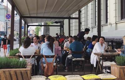 Столичным ресторанам рекомендовали закрыть летние веранды из-за непогоды