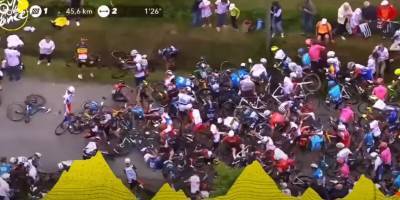 Во Франции разыскивают болельщицу, по вине которой произошел массовый завал на «Тур де Франс»