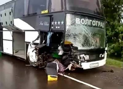 Иномарка под Волгоградом протаранила автобус с возвращавшимися из Анапы туристами