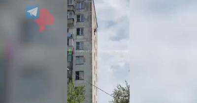 Безумец с ножом вылез из окна и повис на доме в Москве