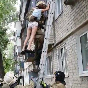 На Рябикова из горящей многоэтажки спасли двух человек