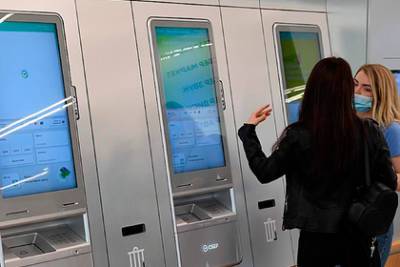 Половина россиян отказалась от банкоматов