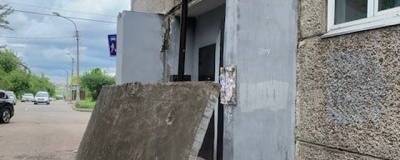 В Красноярске у одного из жилых домов обрушился бетонный козырек