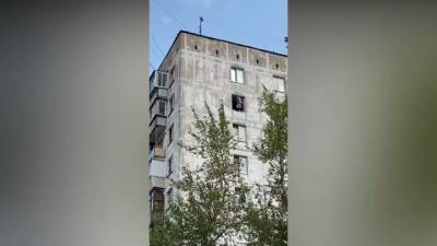 Мужчина с "доказательствами" повис на окне многоэтажки на северо-западе Москвы