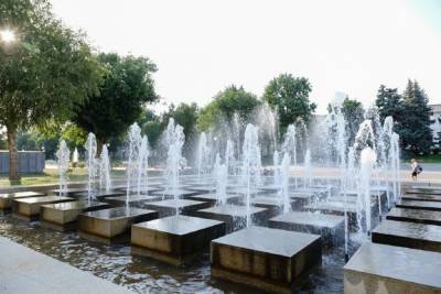 Губернатор Астраханской области проверил работу городских фонтанов