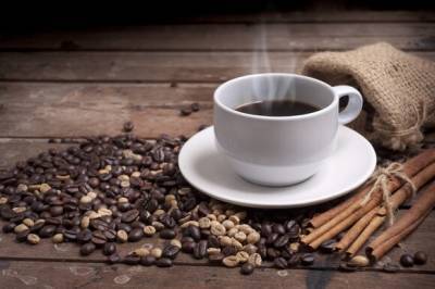 Кардиолог объяснила, как правильно пить кофе в жару