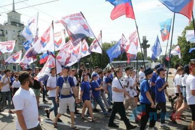 Парад на День Молодежи в Луганске объединил около 1 000 человек