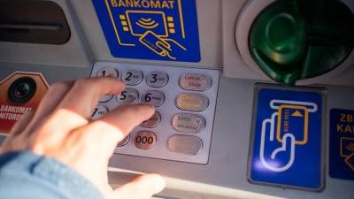 Более половины россиян отказываются от банкоматов