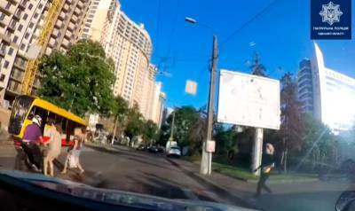В Одессе мотоциклист едва не сбил беременную женщину на переходе (видео)