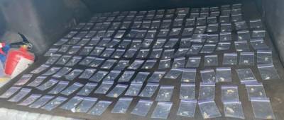 В Покровске полиция изъяла у таксиста почти 300 пакетиков с наркотиками