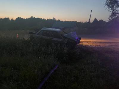 Пассажир погиб, а водитель получил травмы в перевернувшейся в Тверской области легковушке