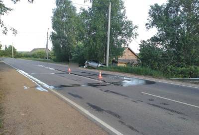 В Тверской области водитель погиб в протаранившей бетонный столб легковушке
