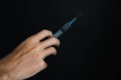 Обязательная вакцинация от COVID-19 начала действовать в Забайкалье для работников десяти сфер