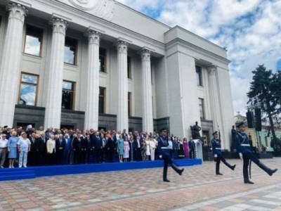 Под Радой прошла торжественная церемония поднятия флага Украины