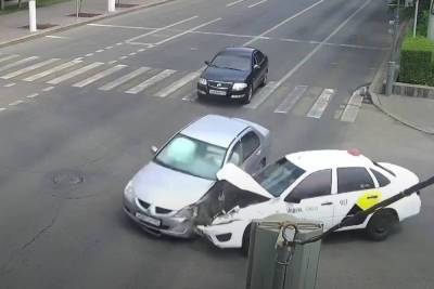 Водитель такси спровоцировал ДТП в центре Волгограда