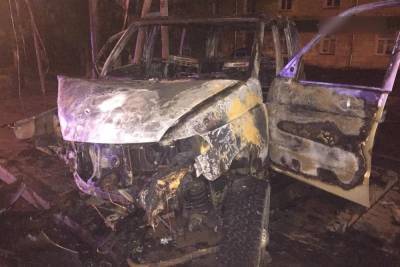 Ночью в Твери столкнулись два автомобиля: одна машина сгорела, водитель второй в тяжёлом состоянии