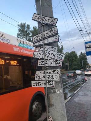 Утерянными автомобильными номерами увесили столб в Автозаводском районе